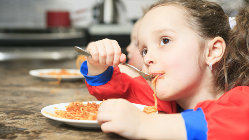 Allra mest bekymrar föräldrar sig över all sockerstinn och onyttig mat med olika tillsatser som barnen utsätts för och äter av. Foto: Shutterstock